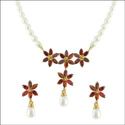Click here for more on ALLIUM PEARL PENDANT SET - JPMR-054