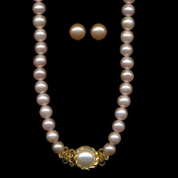 Click here for more on Single Line Light Peach Pearl Set(BG3)